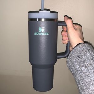 Stanley 40oz the Quencher H2.0 FlowState Tumbler in Charcoal EUC